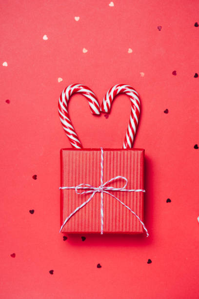 fondo de vacaciones rojo con caja de regalo presente y corazones sobre fondo. - heart shape christmas defocused multi colored fotografías e imágenes de stock