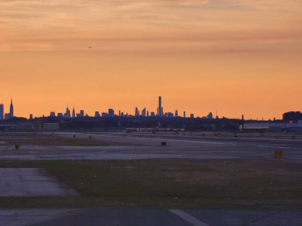 jfk airport sunset - john f kennedy center imagens e fotografias de stock