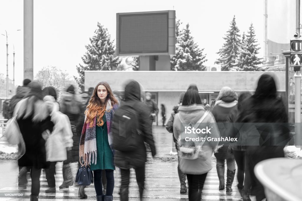 femme debout de la foule - Photo de Sortir du lot libre de droits