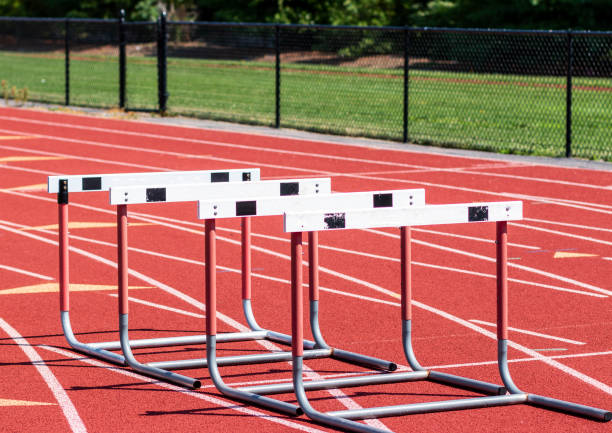 4 개의 장애물 트랙 훈련에 대 한 설정 - hurdling usa hurdle track event 뉴스 사진 이미지