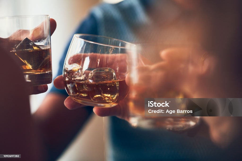 Un toast avec du whisky - Photo de Whisky libre de droits