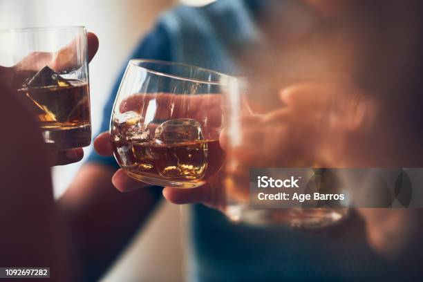 Photo libre de droit de Un Toast Avec Du Whisky banque d'images et plus d'images libres de droit de Whisky - Whisky, Trinquer, Bourbon