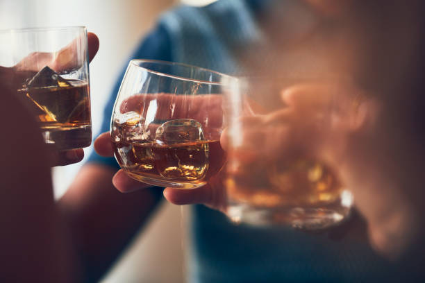 тост с виски - whisky alcohol glass party стоковые фото и изображения