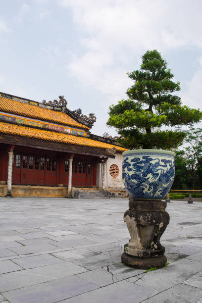 thai hoa palace - ceramics column garden pot ceramic imagens e fotografias de stock