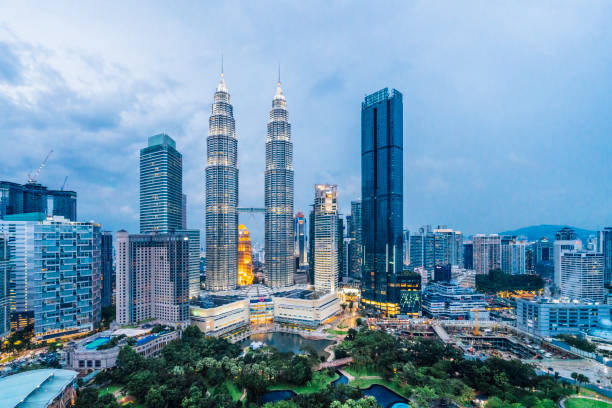 kuala lumpur manzarası gün batımında petronas kuleleri - kuala lumpur stok fotoğraflar ve resimler