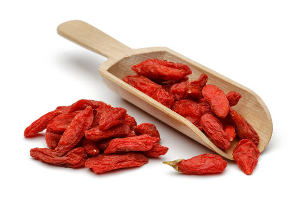 白い背景の上の木のスプーンで goji の果実を乾燥させた - berry fruit wolfberry food healthy eating ストックフォトと画像