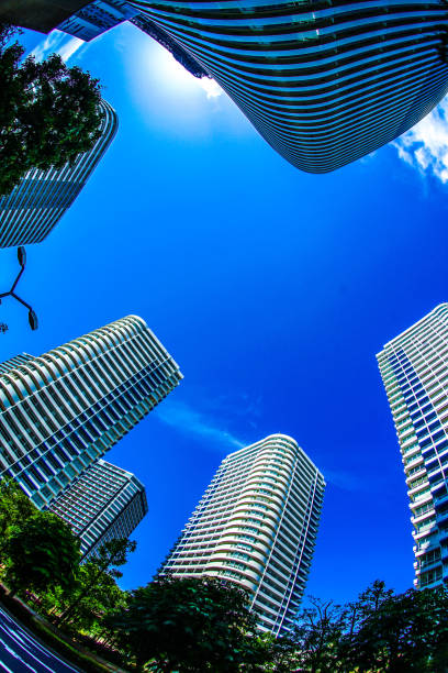 yokohama minato mirai de arranha-céus e o céu azul - 11194 - fotografias e filmes do acervo