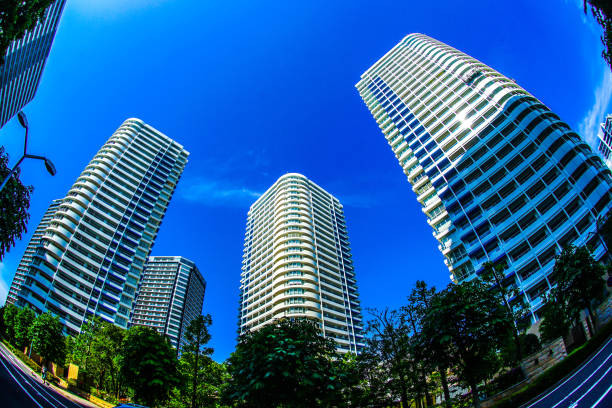 yokohama minato mirai de arranha-céus e o céu azul - 11193 - fotografias e filmes do acervo