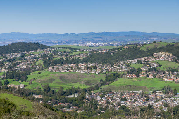 widok na dzielnice mieszkalne w richmond z wildcat canyon regional park, east san francisco bay, contra costa county, california - san francisco county house community skyline zdjęcia i obrazy z banku zdjęć