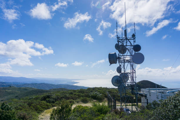 telekomunikacyjna antena radiowa wieża na wybrzeżu oceanu spokojnego, kalifornia - high peaks audio zdjęcia i obrazy z banku zdjęć