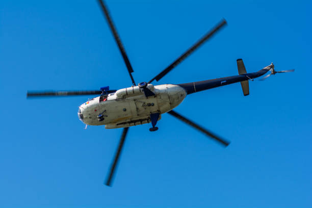 mi-8/17 dal basso - police helicopter foto e immagini stock