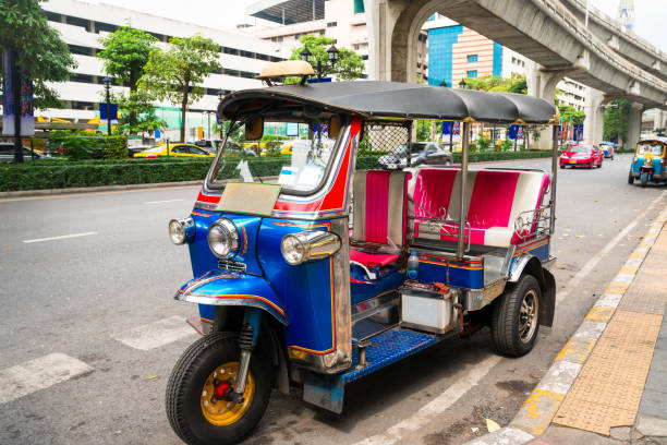 bangkok - jinrikisha thailand tuk transportation imagens e fotografias de stock