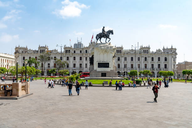 The Inca statue that sits upon the waterfall in the city square.
