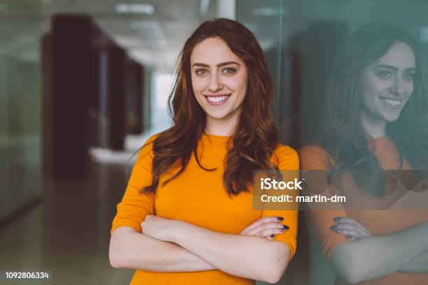 Lächelnde Geschäftsfrau Bei Der Arbeit Stockfoto und mehr Bilder von Frauen - Frauen, Eine Frau allein, Porträt