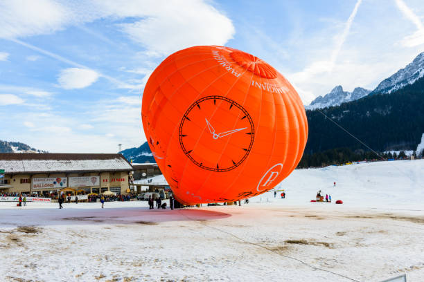 프랑스 귀족의 대저택 d'oex, 스위스에서�에서 매년 국제 뜨거운 공기 풍선 축제. 풍선의 준비입니다. - chateau doex 뉴스 사진 이미지