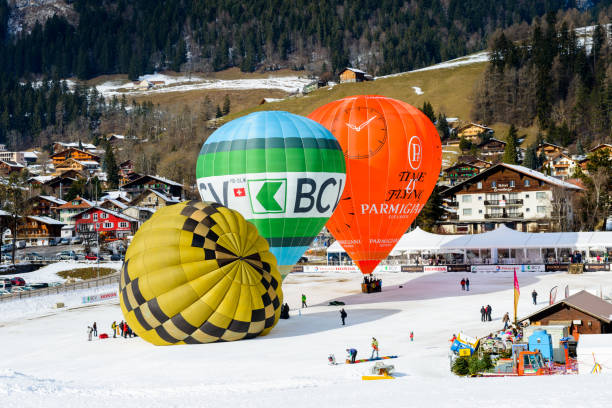 an international festival de montgolfières à château d’oex, suisse. préparation des ballons. - chateau doex photos et images de collection