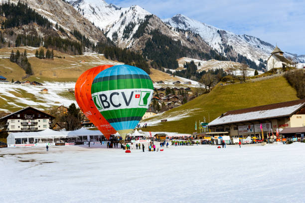 프랑스 귀족의 대저택 d'oex, 스위스에서에서 매년 국제 뜨거운 공기 풍선 축제. 풍선의 준비입니다. - chateau doex 뉴스 사진 이미지