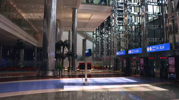 grandi ascensori moderni nella hall dell'aeroporto di dubai - dubai united arab emirates airport indoors foto e immagini stock