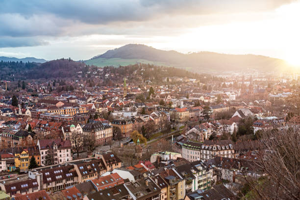 panorama freiburg al atardecer - freiburg im breisgau fotografías e imágenes de stock