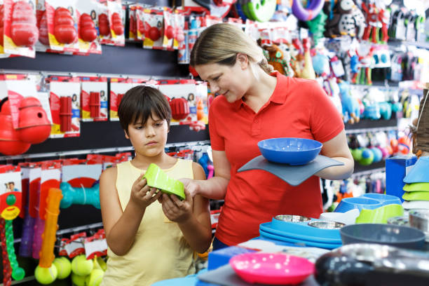 istock Family choosing dogs accessories 1092819038