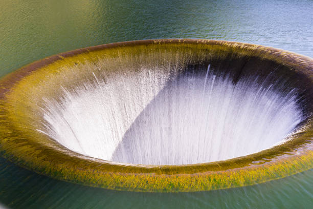 o vertedouro de glory hole em monticello dam executando novamente na primavera de 2017 depois de uma temporada com grande precipitação, lago berryessa, napa valley, califórnia - sink hole - fotografias e filmes do acervo