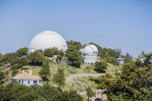 vista hacia shane observatory y el telescopio buscador de planetas automatizado, mt hamilton, san josé, san francisco bay area, california - unidad de medida anglosajona fotografías e imágenes de stock