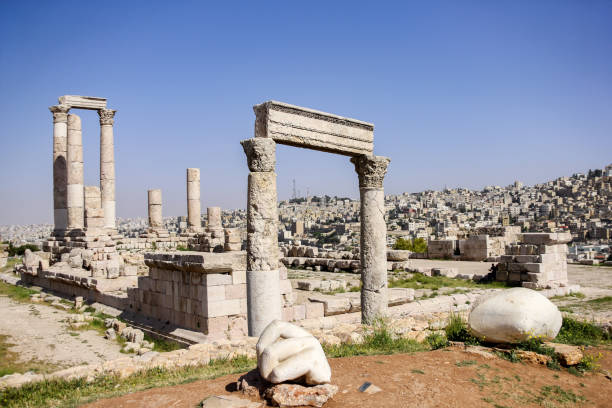 tempio di ercole con mano caduta a citadel hill, amman, giordania - temple of heracles foto e immagini stock