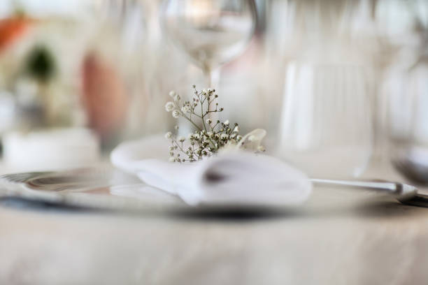 ajuste de la tabla para una fiesta de evento - table wedding flower bow fotografías e imágenes de stock