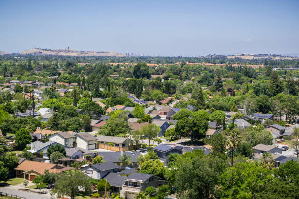 residential neighborhood in south san jose, communications hill and downtown san jose in the background - bay san francisco county residential district aerial view imagens e fotografias de stock