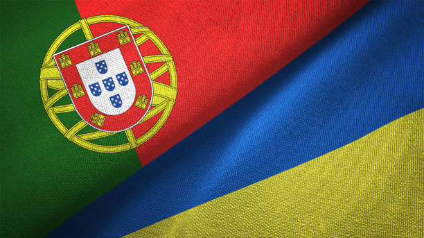ukraine et portugal deux drapeaux realations ensemble textile tissu tissu texture - portuguese culture portugal flag coat of arms photos et images de collection
