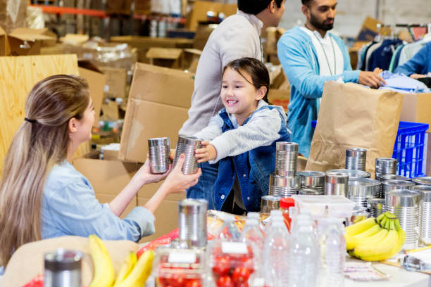 istock Mom and daughter volunteering together 1092875690