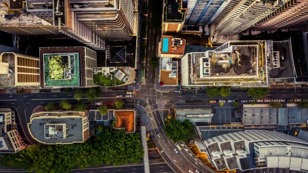 ruas da cidade ao entardecer como visto de cima. fotografia aérea - city street fotos - fotografias e filmes do acervo