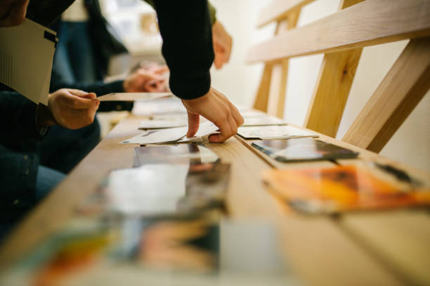 ver fotos impresión, revisión revisión o cartera, fotógrafos de eventos - printed media fotografías e imágenes de stock