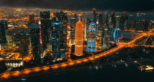 доха скайлайн, катарский городской пейзаж сверху ночью - middle east highway street night стоковые фото и изображения