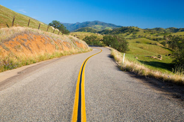 samotna droga u podnóża sierra nevada, usa - middle of road zdjęcia i obrazy z banku zdjęć