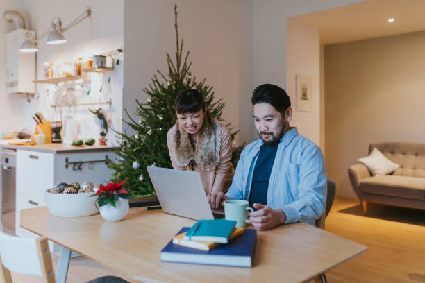 istock Japanese couple shops online during Christmas 1092924754