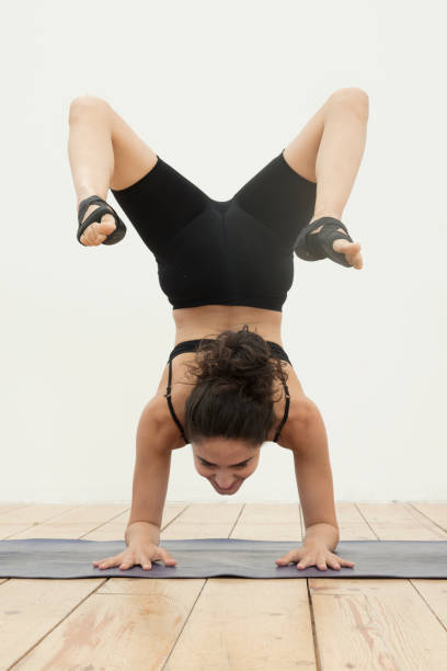 sportowa dopasowana kobieta joginka ćwiczy jogę - wicker mat zdjęcia i obrazy z banku zdjęć
