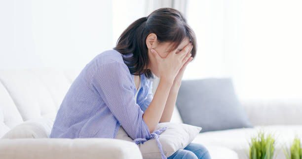 うつ病の女性 が何かを考える - 心配する ストックフォトと画像
