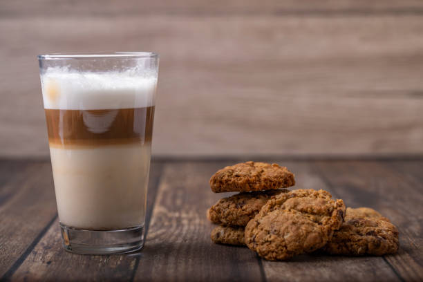 latte machiatto avec biscuits aux brisures de chocolat - latte machiatto photos et images de collection