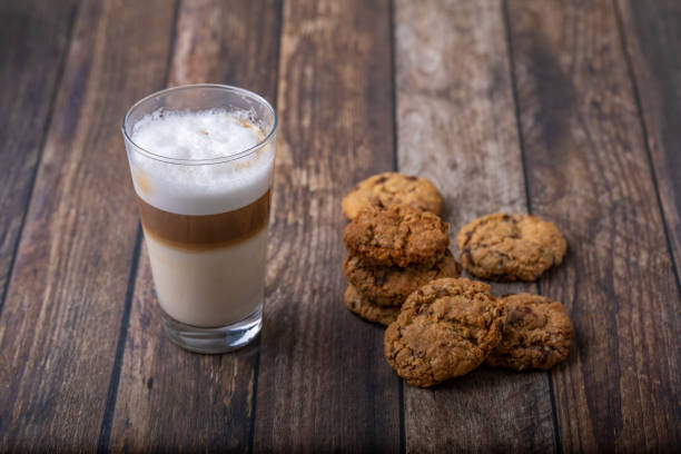 latte machiatto avec biscuits aux brisures de chocolat - latte machiatto photos et images de collection