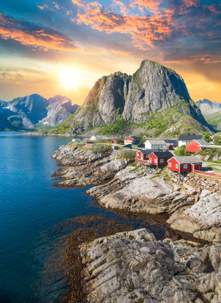 noruega vista panorâmico de consoles de lofoten em noruega com por do sol cénico - norway lofoten and vesteral islands sea mountain range - fotografias e filmes do acervo