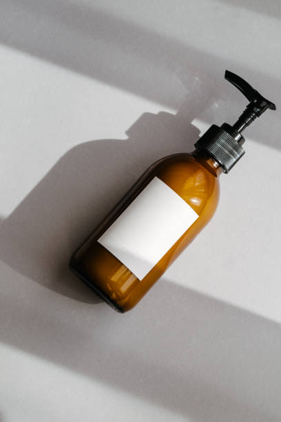 szklana brązowa butelka kosmetyków z białą etykietą - merchandise luxury still life spa treatment zdjęcia i obrazy z banku zdjęć