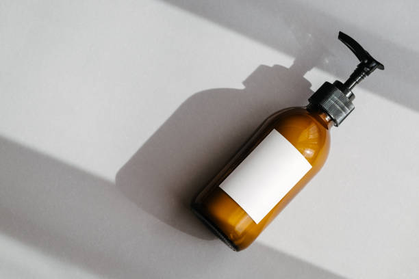 glass brown cosmetics bottle with white label - merchandise luxury still life spa treatment imagens e fotografias de stock