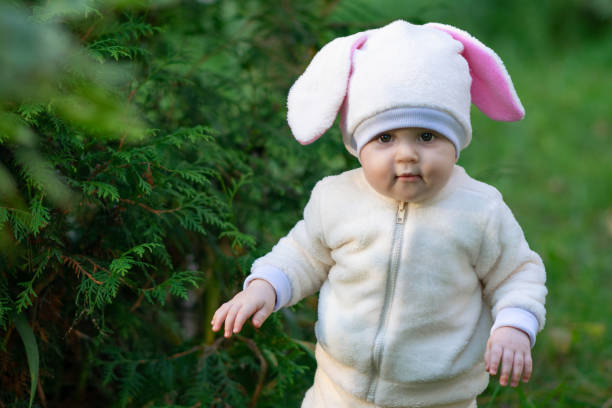 cabrito en traje de conejo caminando en el parque - rabbit baby rabbit hare standing fotografías e imágenes de stock