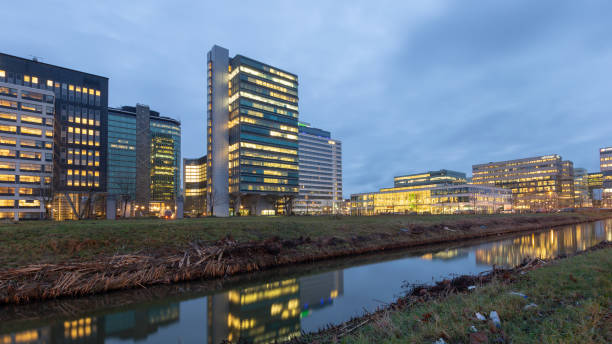 kantoorgebouwen op amsterdam bijlmer - bijlmer stockfoto's en -beelden