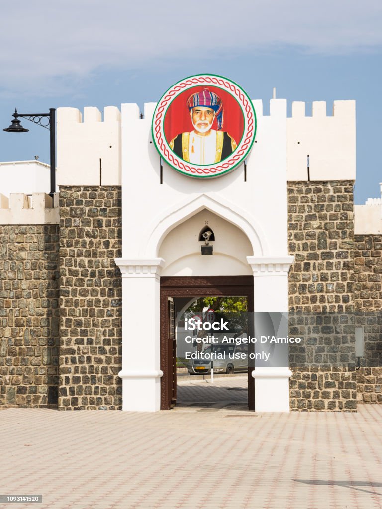 スルタン カブースの彫像とマスカットの政府省庁エリアへの入口 オマーンのストックフォトや画像を多数ご用意 オマーン, オマーン国王