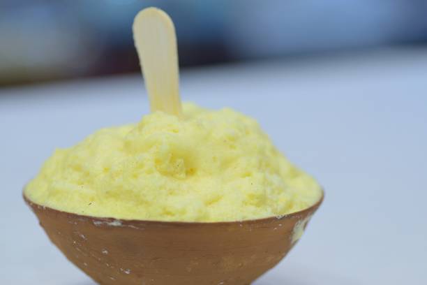 istock Winter dessert Malaiyo at road side shops in Varanasi 1093154964