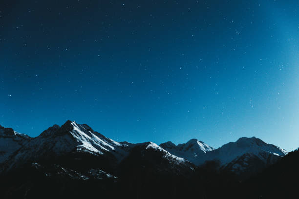 céu estrelado e alpes suíços - cloudscape cloud sky frost - fotografias e filmes do acervo