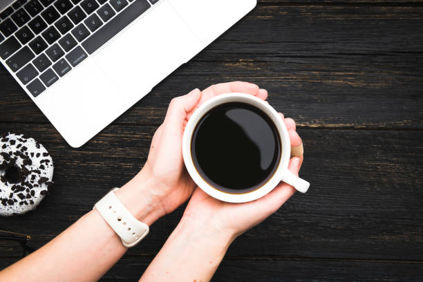 커피숍에서 인터넷을 서핑 하는 여자 - connection usa coffee cup mug 뉴스 사진 이미지