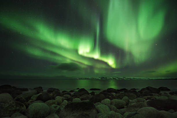 światło północne nad brzegiem morza barentsa. - ionization zdjęcia i obrazy z banku zdjęć